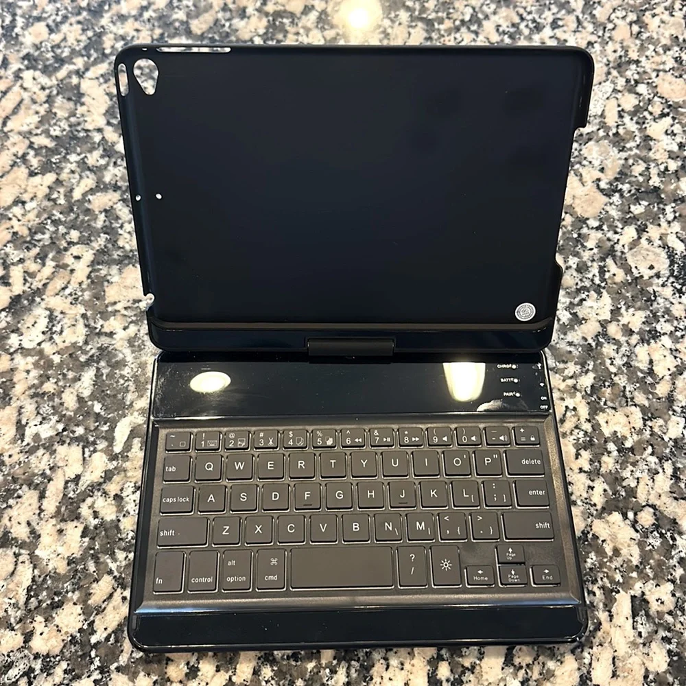 Hard shell IPad case with attached keyboard